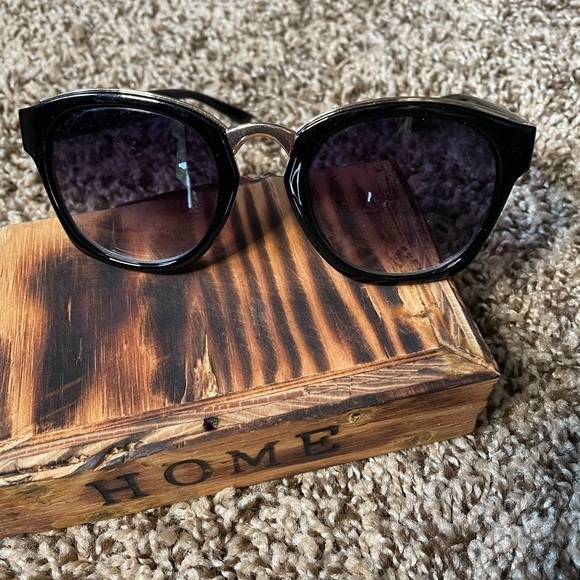 LRI Forever Sun black and gold oversized sunglasses - Picture 2 of 6